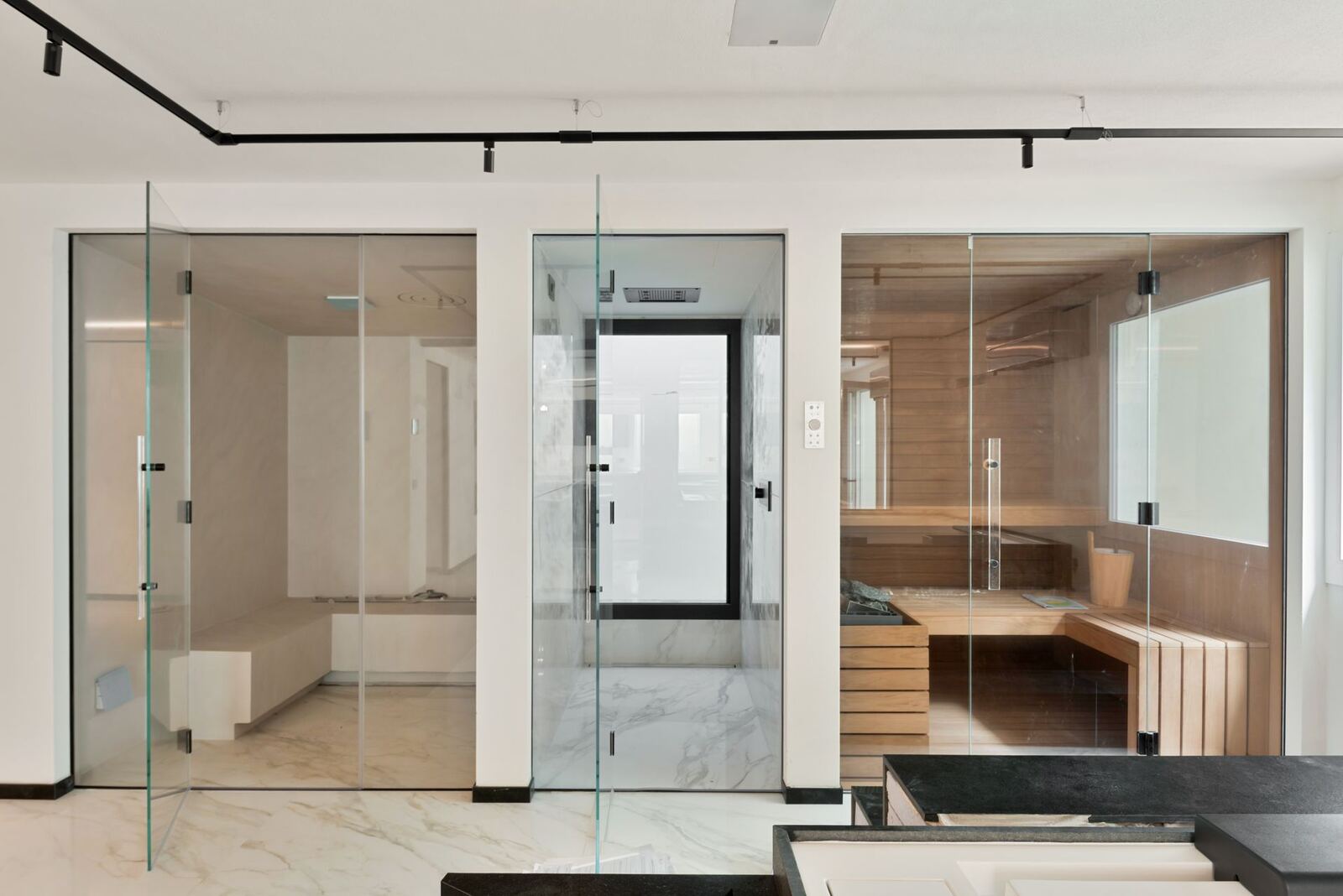 Area wellness con sauna in vetro