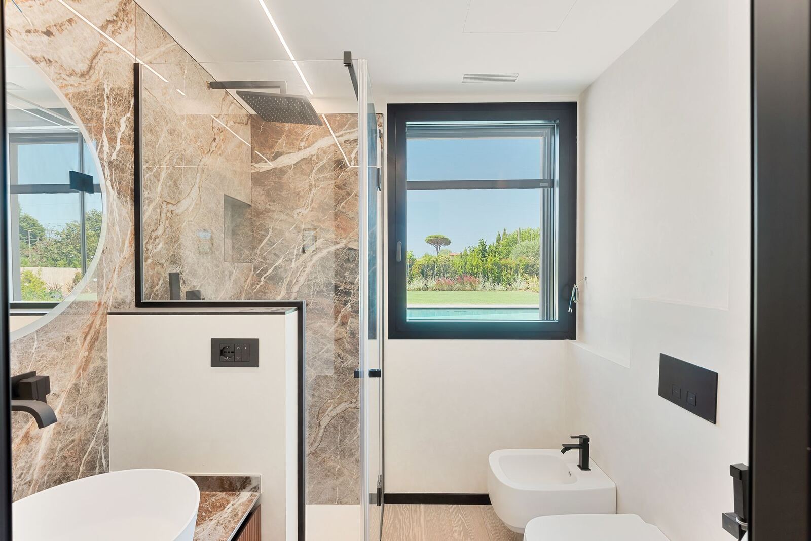 Bagno rivestito in marmo con doccia