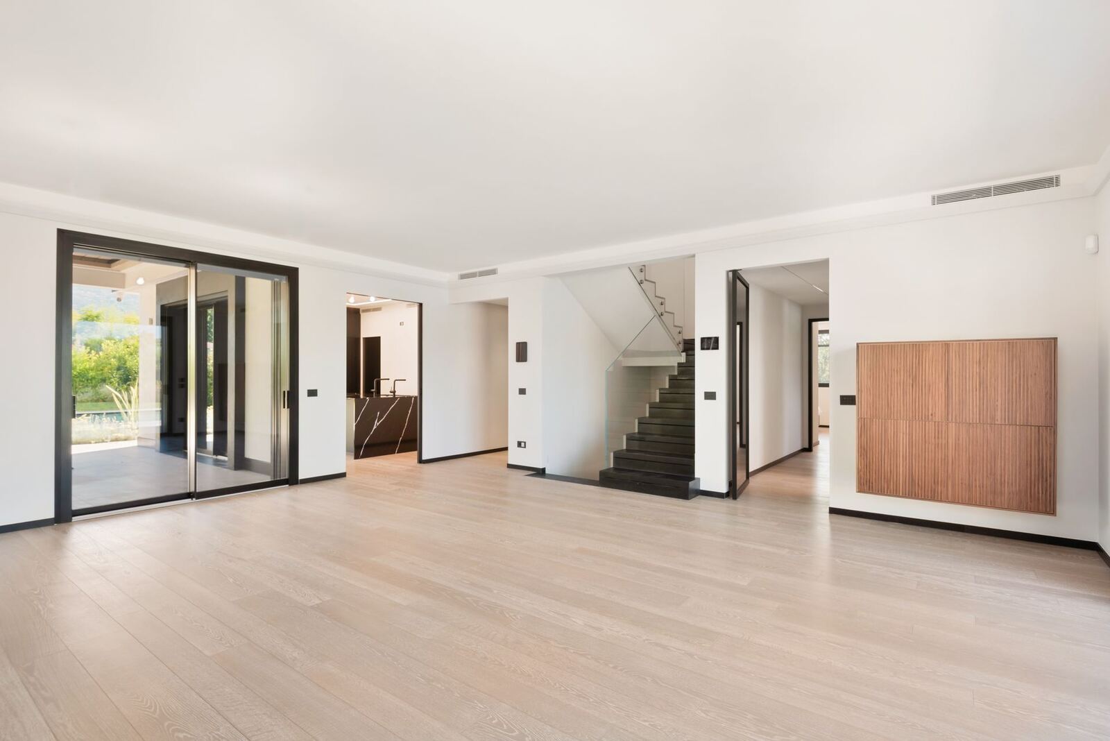 Zona living con vetrate scorrevoli a tutta altezza