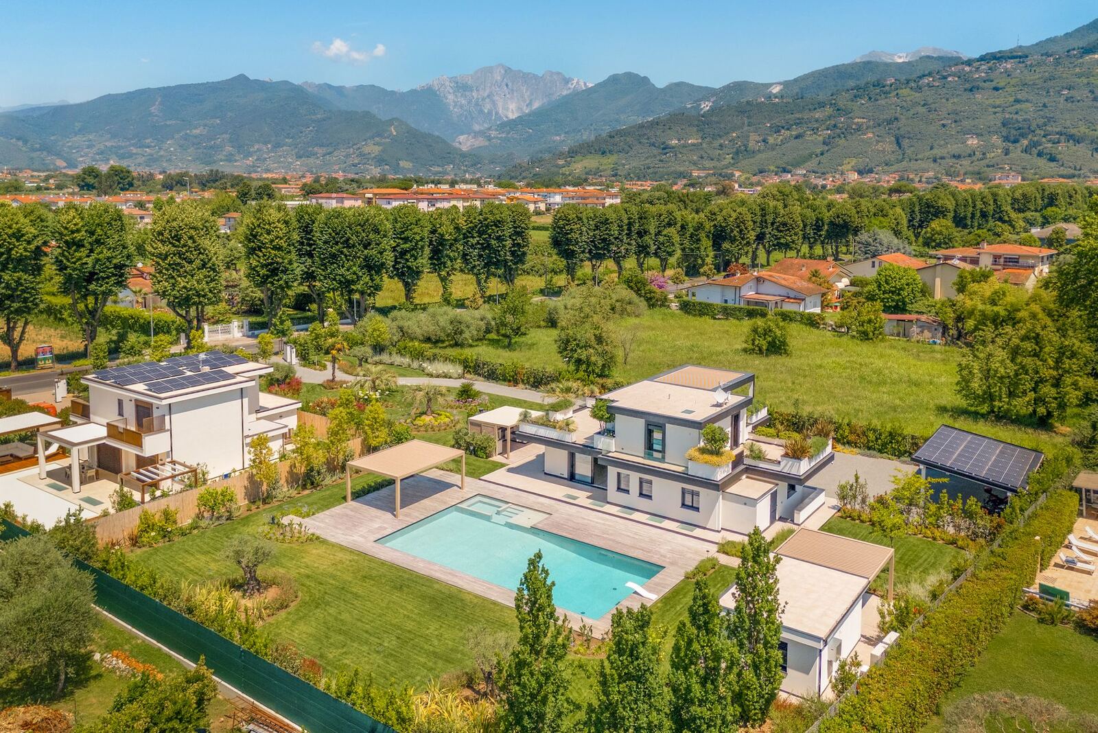 Panorama aereo della Versilia tra Pietrasanta e il mare