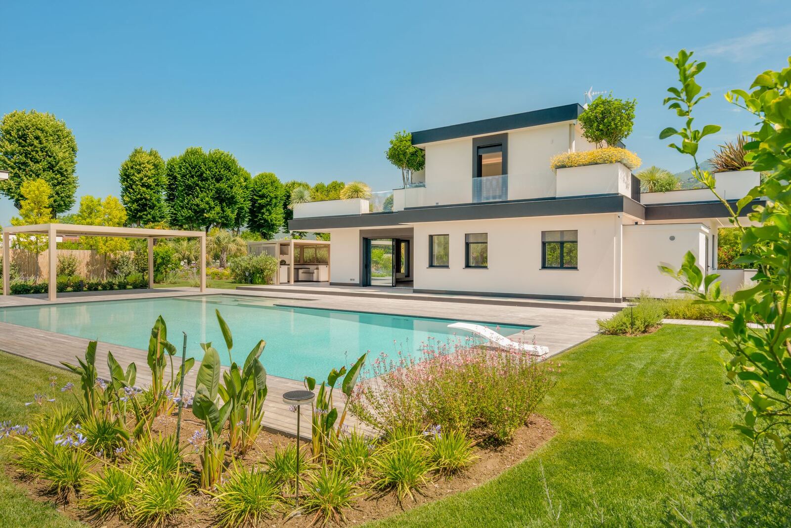 La piscina e la villa immerse nel verde