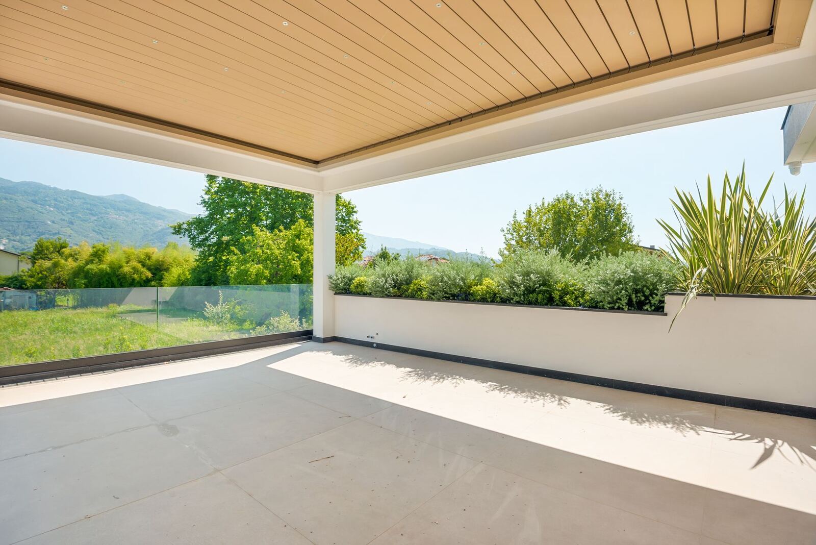 Il portico coperto della villa aperto sul giardino