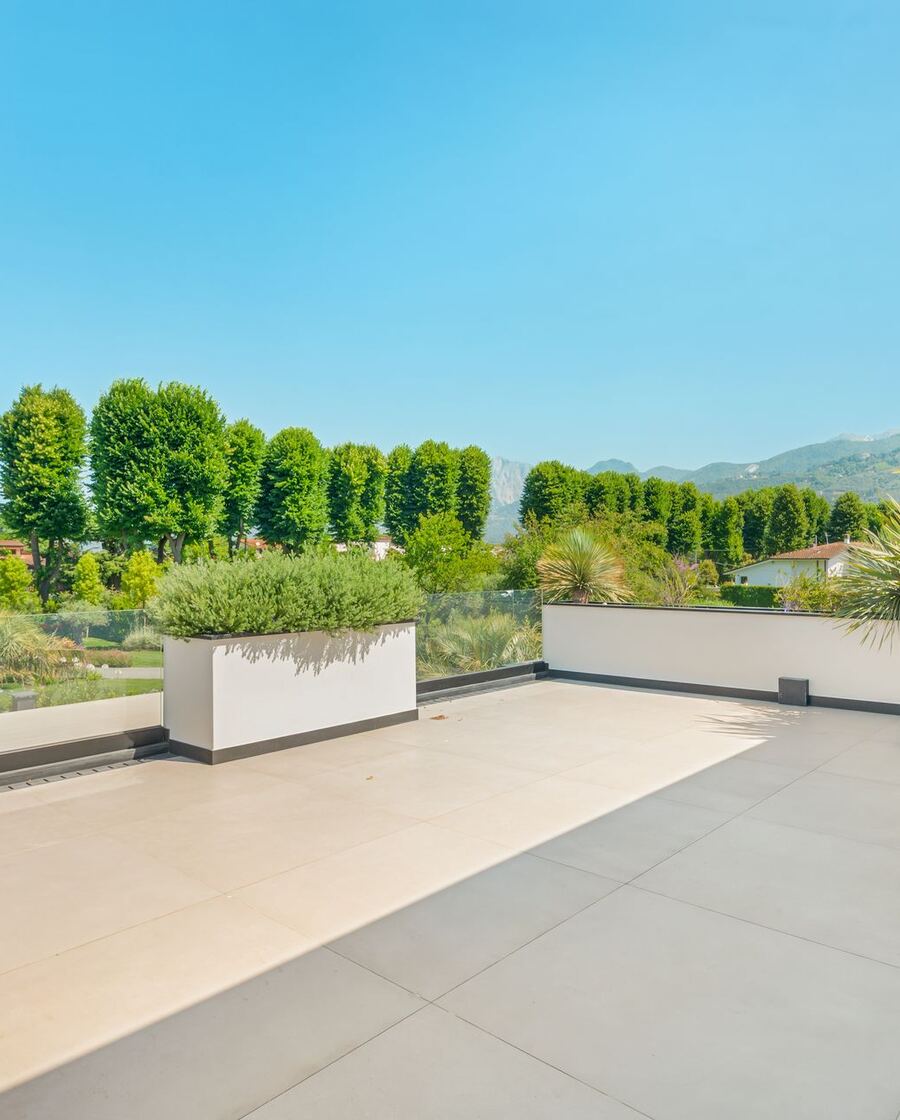 La terrazza panoramica della villa con vista sul verde