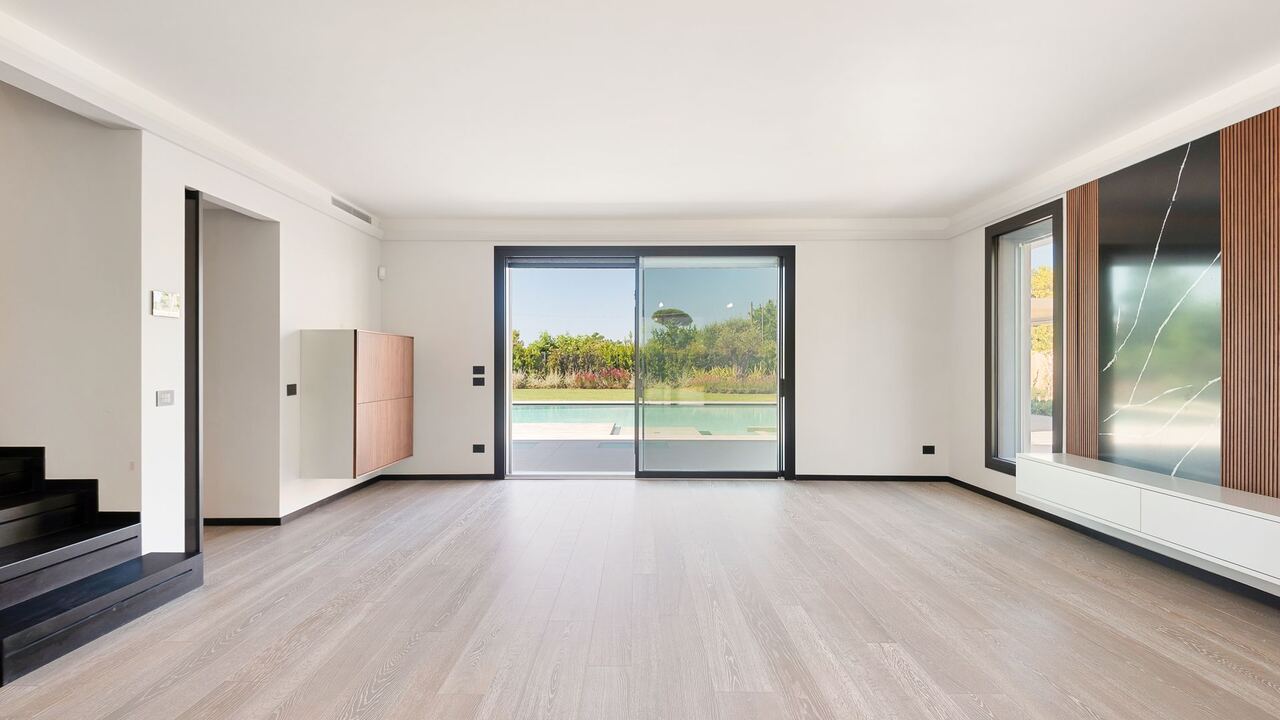 Anteprima del video tour: soggiorno della villa con vetrate sul giardino