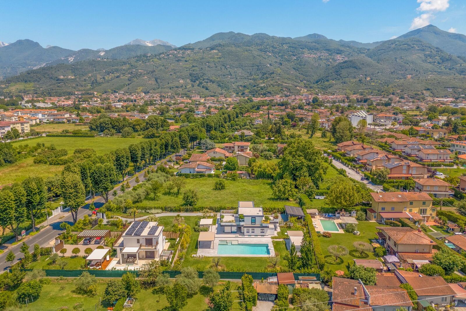 Vista aerea della villa di lusso a Pietrasanta